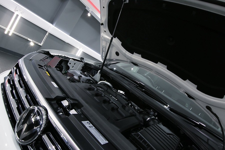 VW Tiguan Engine Bay Detail